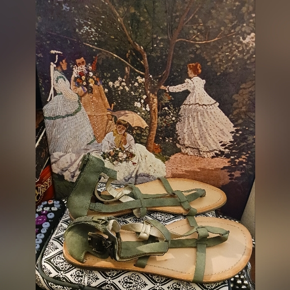 👡G by GUESS OLIVE GREEN SANDALS.👡SIZE 10 WOMEN,A NICE GIFT ITEM.🎁 - Picture 9 of 12